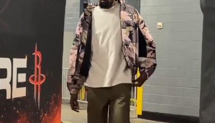 华体会体育官方皇马的赞助商-此前三连败！杜兰特潇洒入场 头戴時髦毛帽&amp;身穿撞色拉链夹克敞怀